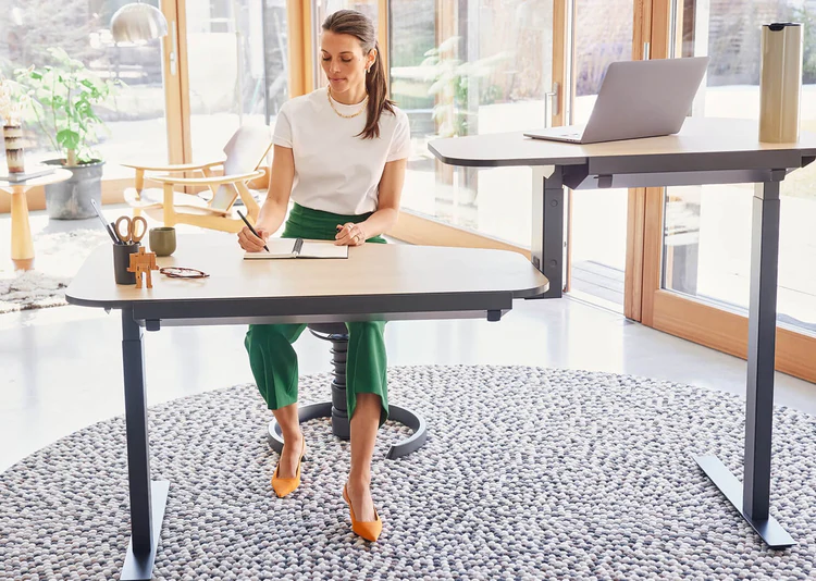 Höhenverstellbarer Schreibtisch im Einsatz: entspanntes und ergonomisches Arbeiten im Homeoffice