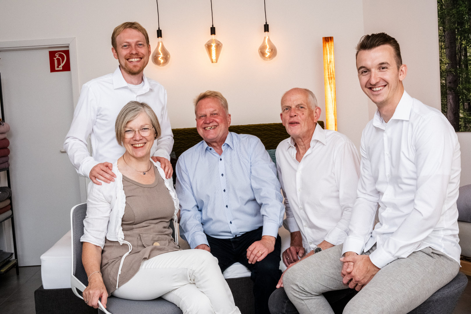 Teammitglieder von Betten VIKINGS in entspannter Atmosphäre – familiäres Bettenfachgeschäft in Bielefeld