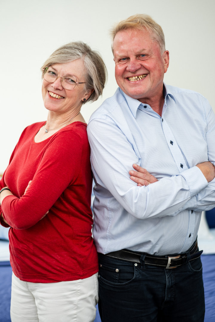 Zwei Mitglieder des Familienunternehmens Betten VIKINGS lächelnd im Porträt - authentisch und herzlich