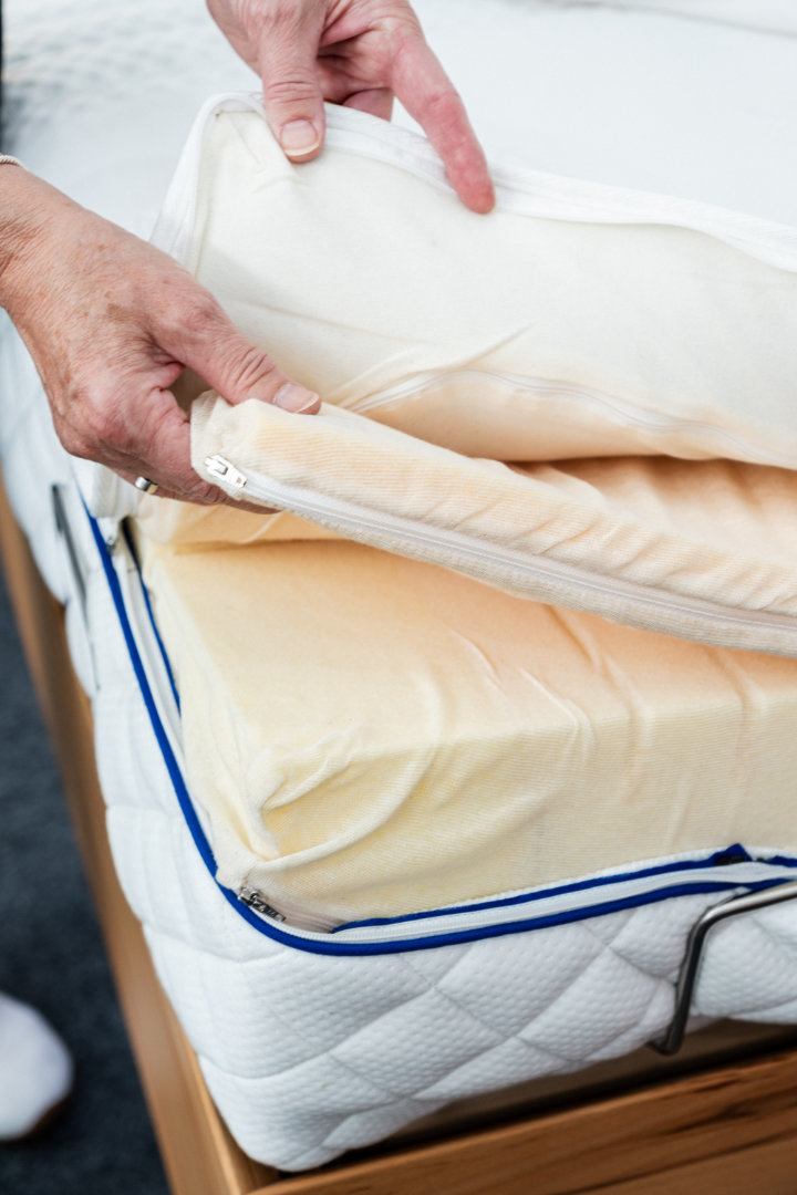 Hand prüft den Matratzenkern – hochwertige, stützende Matratzen bei Betten VIKINGS