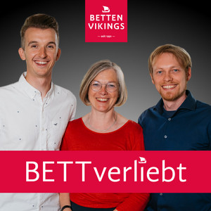 Podcast-Cover von Betten Vikings mit drei Personen und dem Titel ‚BETTverliebt‘